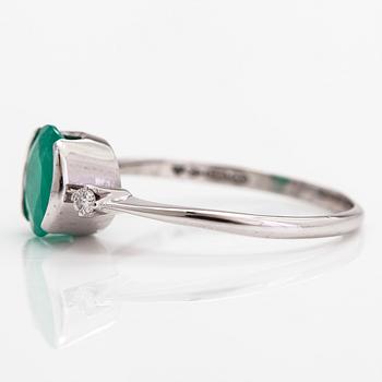 Ring, 18K vitguld, smaragd och diamanter ca 0.05 ct tot. A Tillander, Helsingfors 1978.