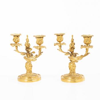 Kandelabrar, ett par, Louis XV-stil, Frankrike, sent 1800-tal.