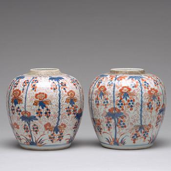 BOJANER, ett par, porslin. Qingdynastin, 1700-tal.