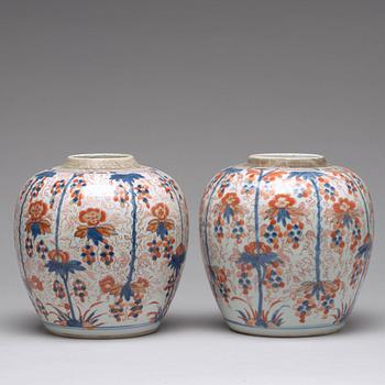 A pair of imari jars, Qing dynasty, 18th Century.