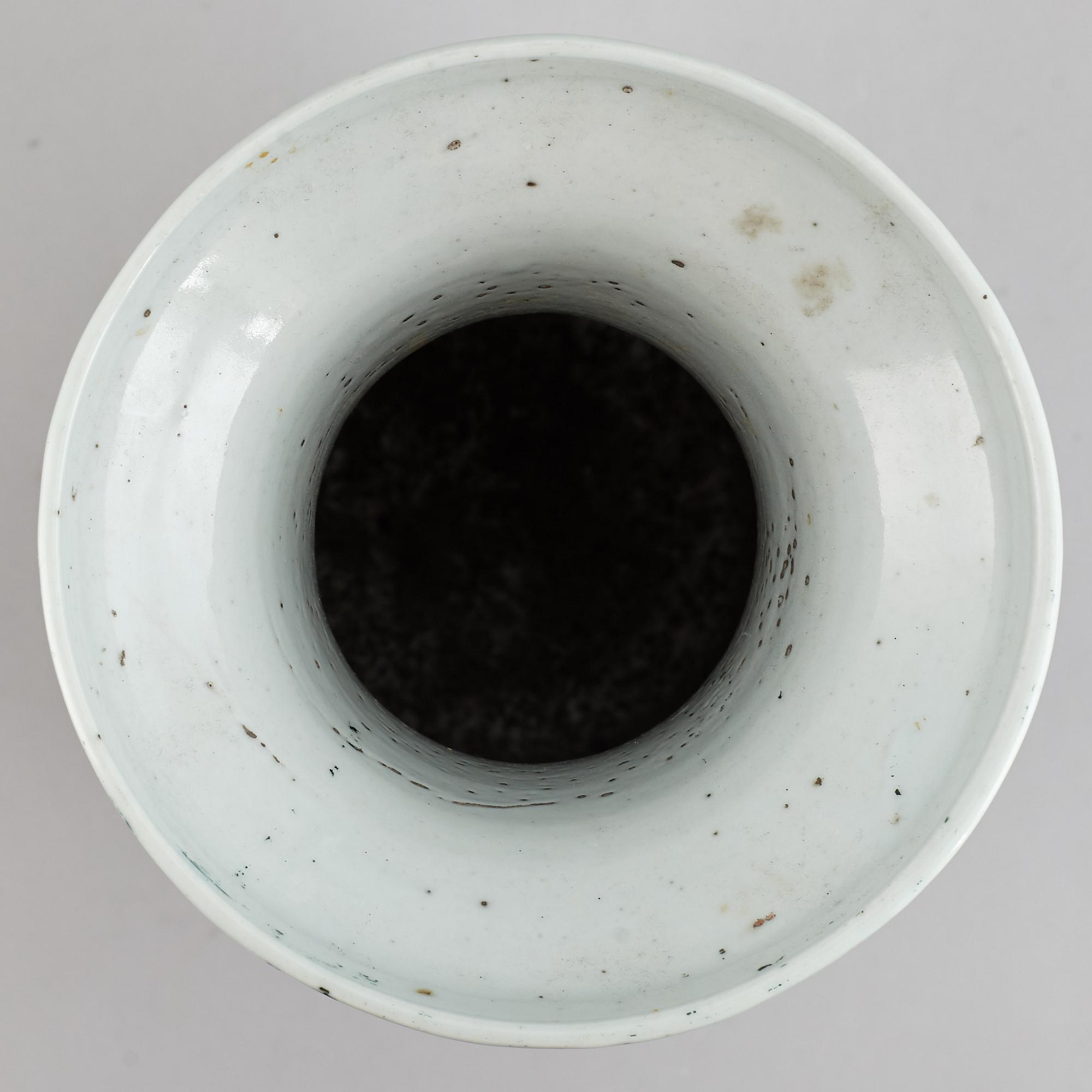 A blue and white floor vase, Qing dynasty, 19th century.