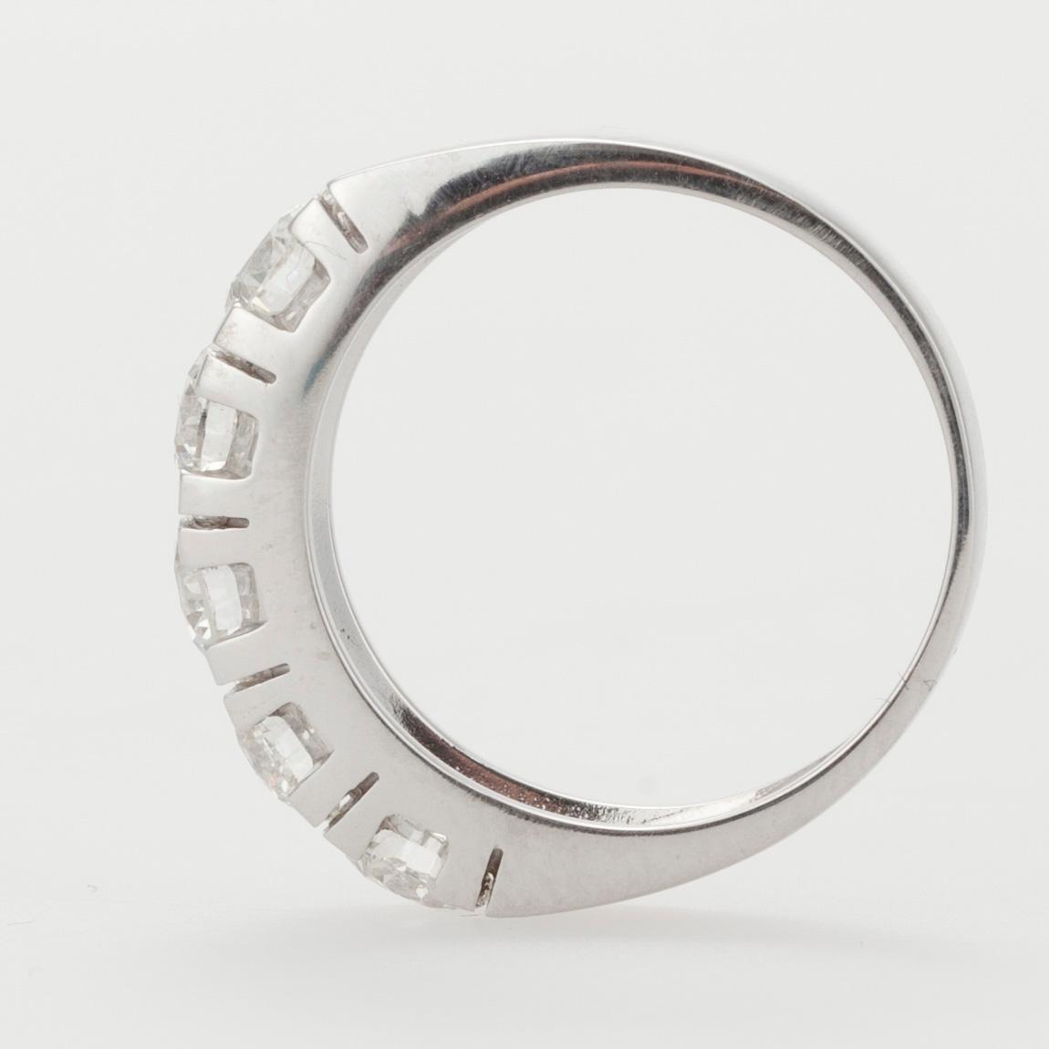 RING, vitguld 14K, 5 briljantslipade diamanter, tot. 2,00 ct,
4,8 g. Intyg 251.