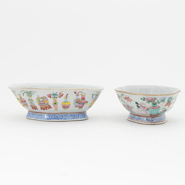 Five chinese porcelain bowls, early 20th Century.