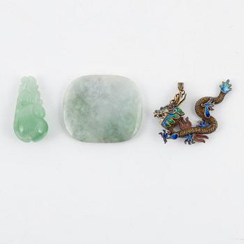 Hängen, 2 st, troligen jadeit, samt ett metall och emalj, Kina, 1900-tal.