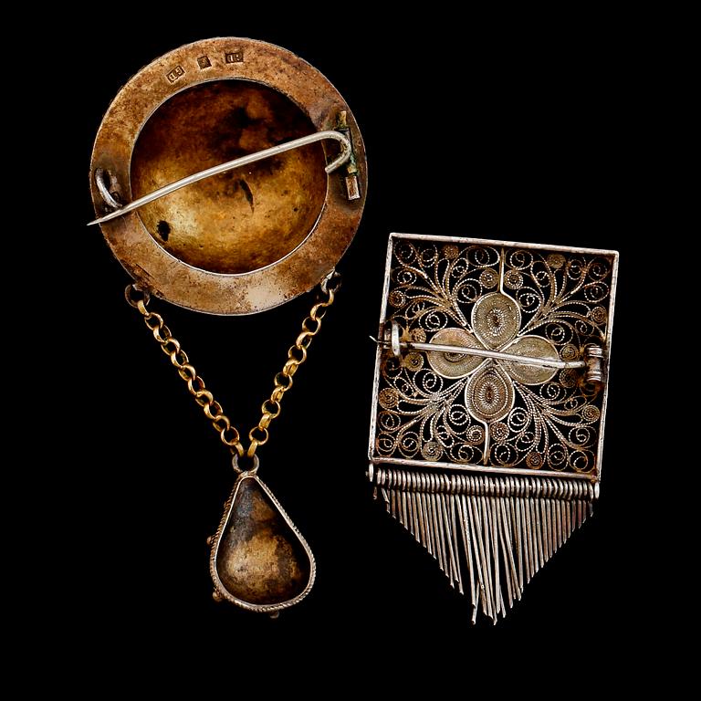 DRÄKTBROSCHER, 2 st, silver, 1900-talets första hälft.
