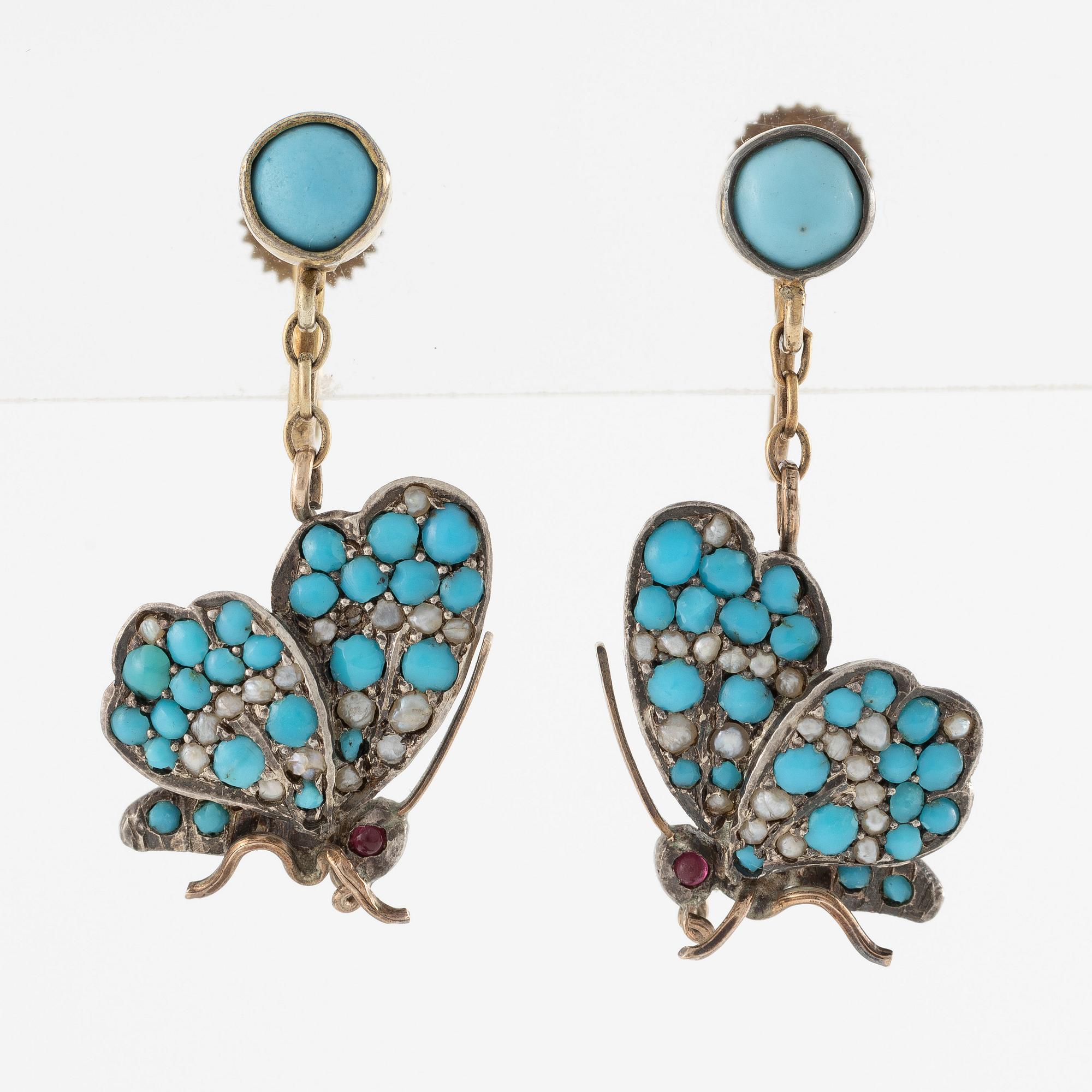 Brooch/pendant and earrings, in the form of butterflies, silver with turquoises and pearls.
