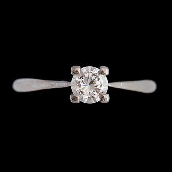RING, 14K vitguld, briljantslipad diamant ca 0.60 ct. Vikt ca 3,7 g.