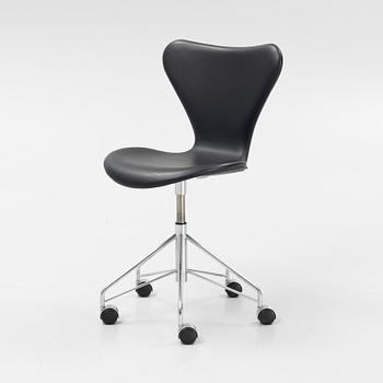 Arne Jacobsen, a leather upholstered 'Series 7´' office chair, Fritz Hansen Denmark, dated 2017.