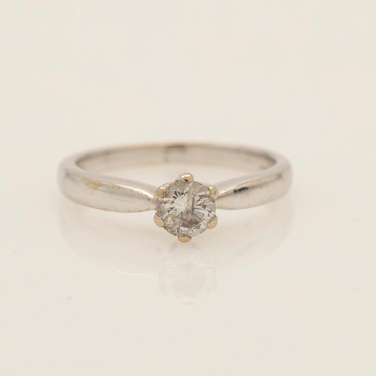 Ring, 18K white gold with round brilliant-cut diamond.