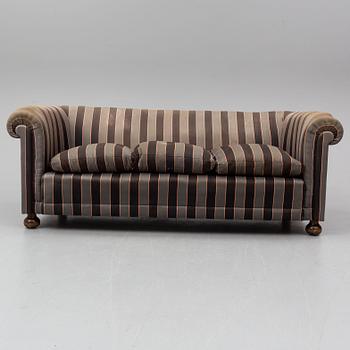 JOSEF FRANK, soffa, "Chesterfield", modellnummer 584, Firma Svenskt Tenn.