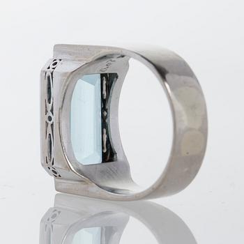 RING, 18K vitguld med akvamarin samt åttkantslipade diamanter ca 0.07 ct.