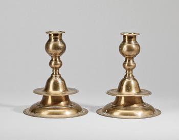 LJUSSTAKAR, ett par, mässing, barock, 1600-talets slut.