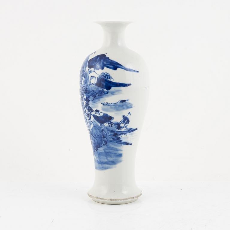 A blue and white porcelain vase, China, Qing dynasty, 19th century.