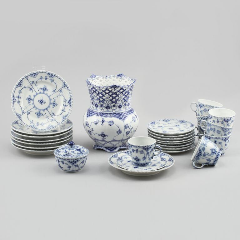 SERVISPORSLIN samt VAS, 18+1 delar, "Musselmalet", Royal Copenhagen, 1900-talets andra hälft.