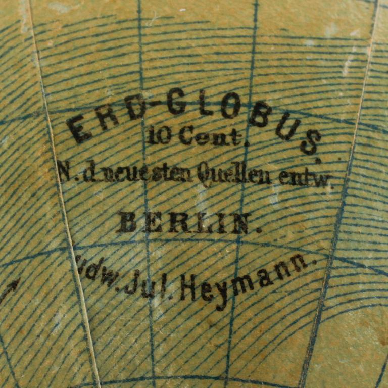 A compass and a globe, around the year 1900.