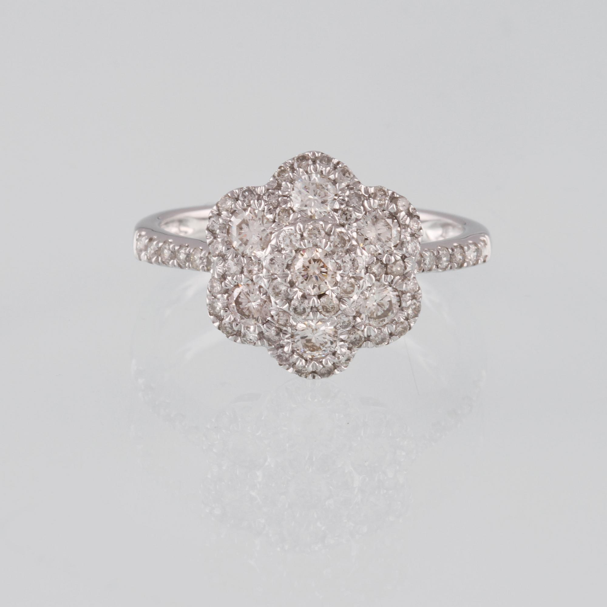 RING, 18K vitguld med briljantslipade diamanter ca 0.82 ct.