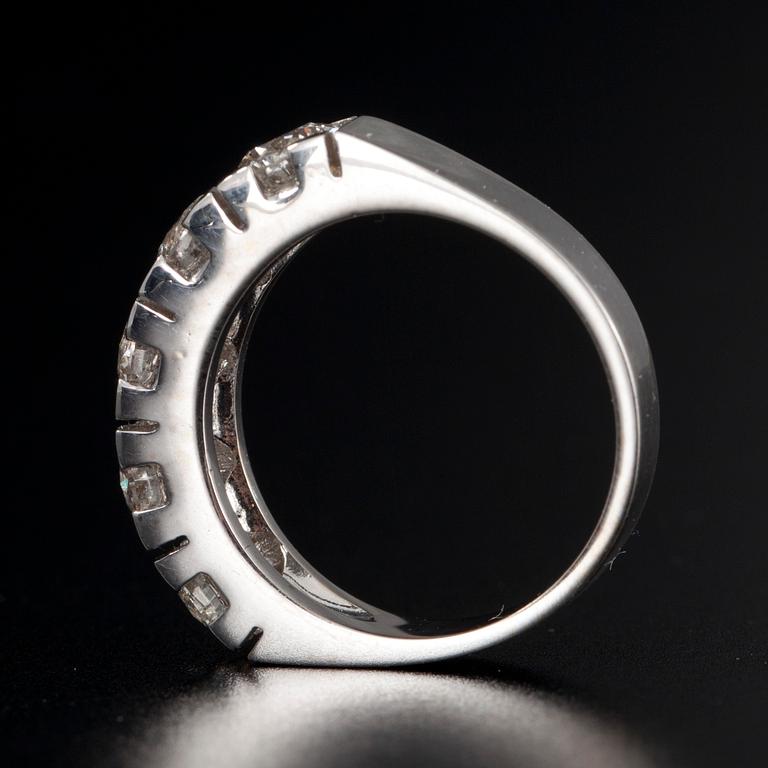 RING, vitguld 14K, 5 st. briljantslipade diamanter, tot. 2,50 ct. Vikt 6,9 g.