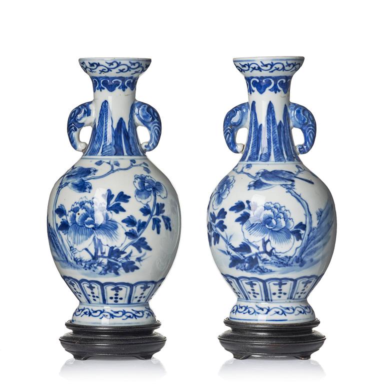 Vaser, ett par, porslin. Qingdynastin, med Guangxus märke och period (1875-1908).