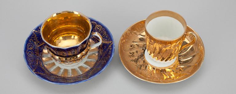 KAFFEKOPPAR med FAT, 2 st, porslin, Kuznetsov, 1900-talets början.