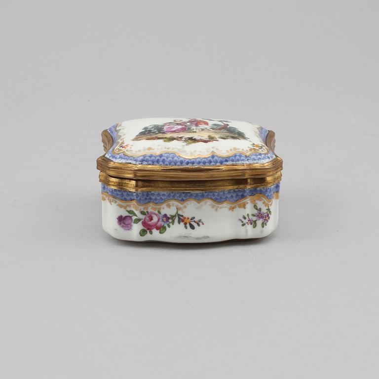 DOSA, porslin, rokokostil, Meissenlikande märke, 1800-tal.