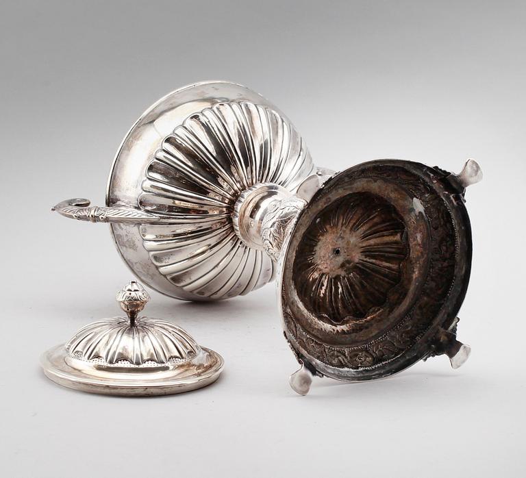 STRÖSOCKERSKÅL, silver, otydliga svenska stämplar, 1839. Vikt ca 795 gram.