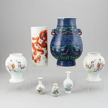 A set of 7 Chinese vases, 20th Century.