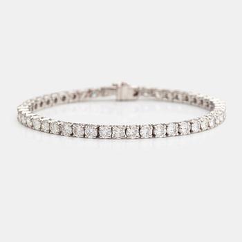 An 18K white gold tennis bracelet with brilliant-cut diamonds ca. 7.00 ct in total.