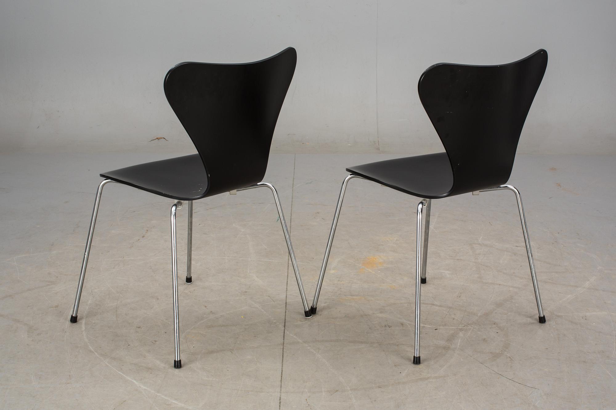 STOLAR, ett par, "Sjuan", Arne Jacobsen, Fritz Hansen, etikettmärkta 1995.