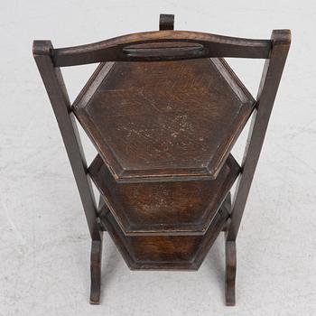 Etagere, England., 1900-tal.