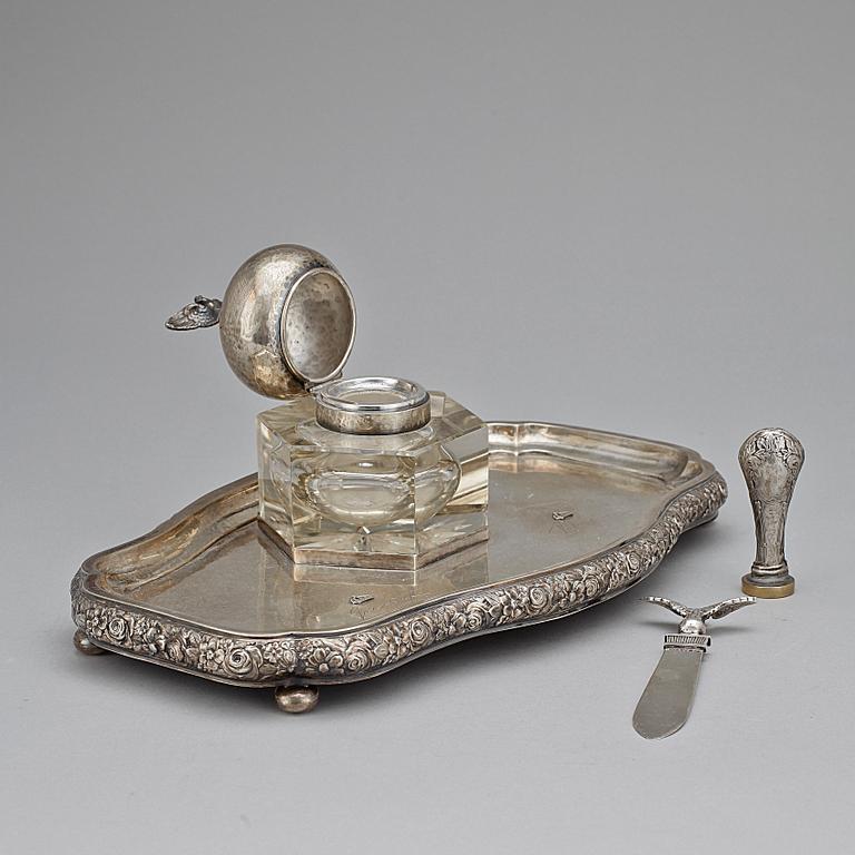 SKRIVSTÄLL, kunglig gåva, 3 delar, silver, Erik Fleming, Borgila 1926, B.H. Edlund, Stockholm, 1922.