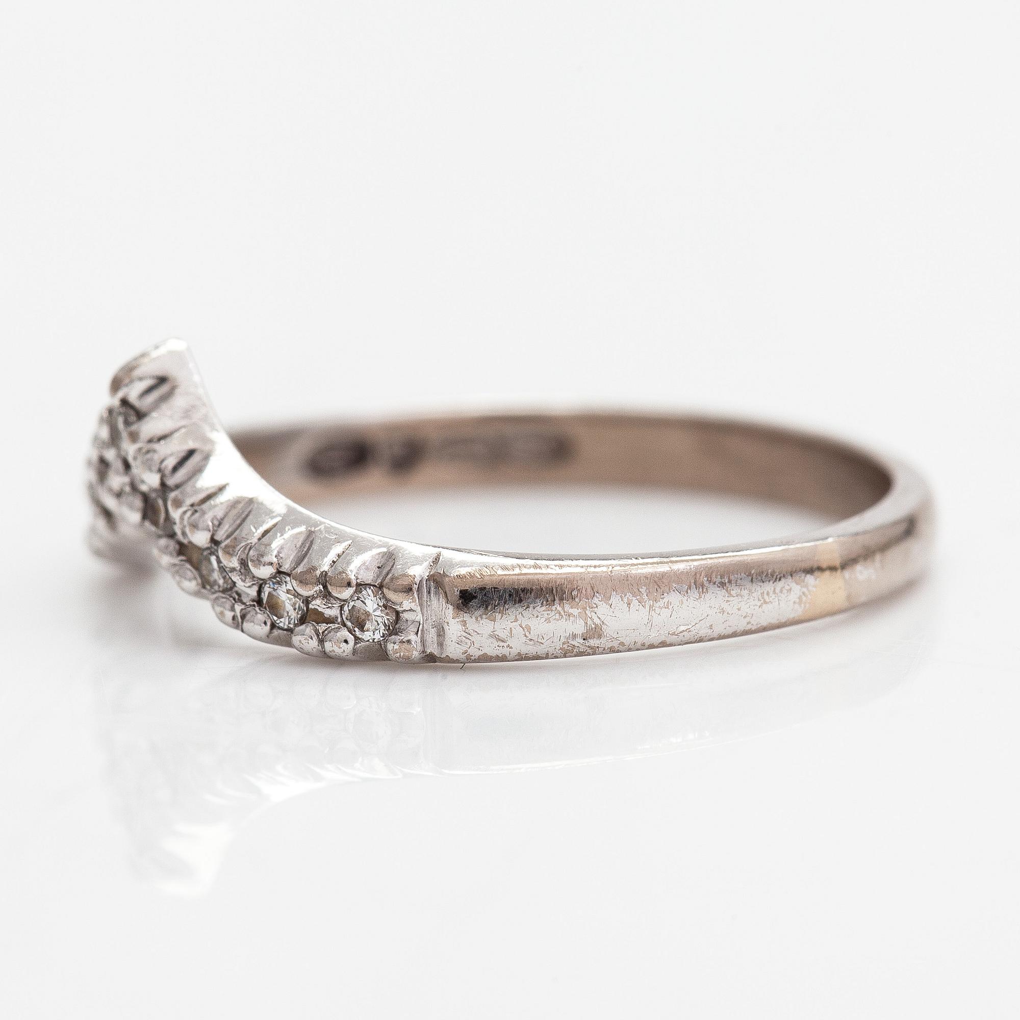 An 18K whitegold ring with diamonds approx 0.045 ct in total.