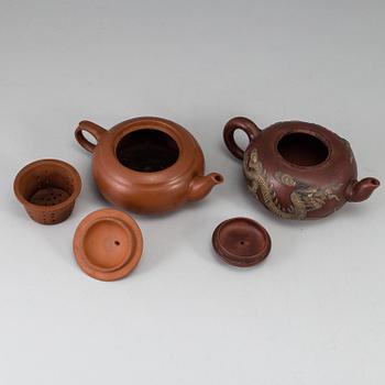 TEKANNOR, två stycken, yixinggods. Kina, 1900-tal.