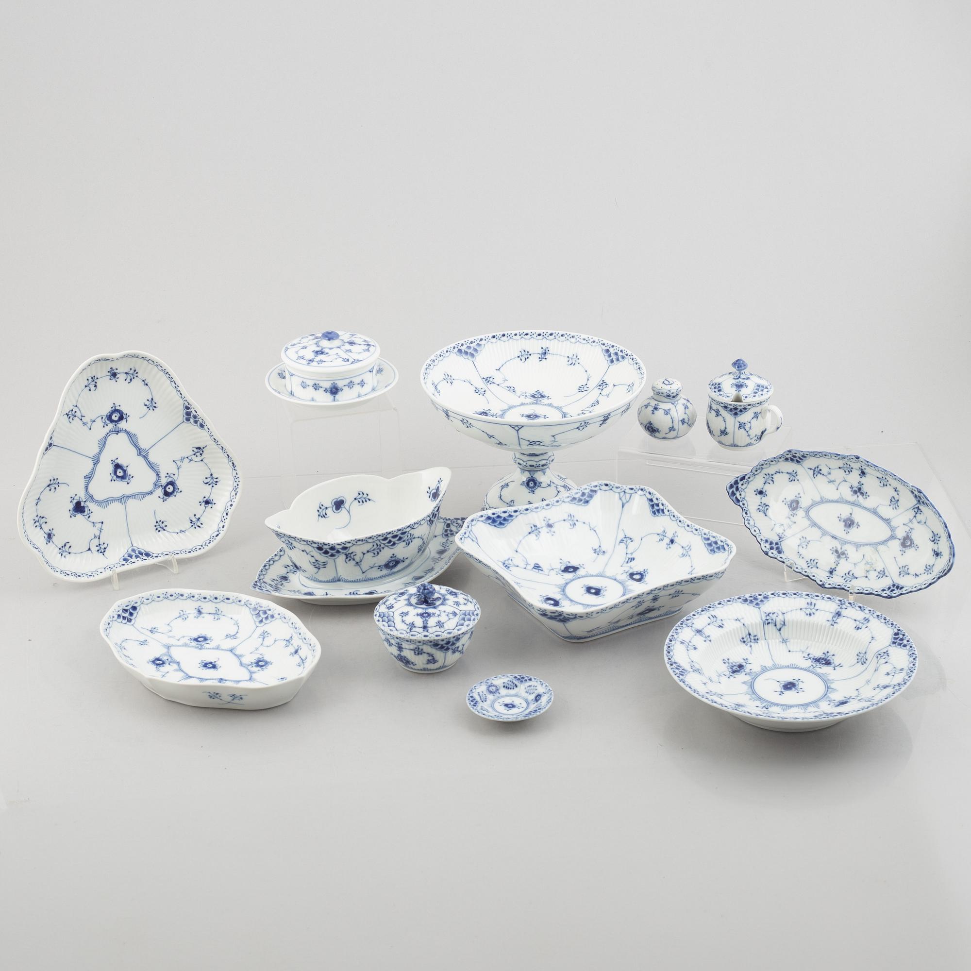 Mat- och kaffeservis, 78 delar, porslin, "Musselmalet", Royal Copenhagen, Danmark.