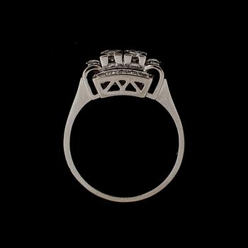 RING, 18 k vitguld med briljantslipade diamanter, totalt ca 0.27 ct. G. Dahlgren, Malmö, 1963. Vikt ca 4 g.