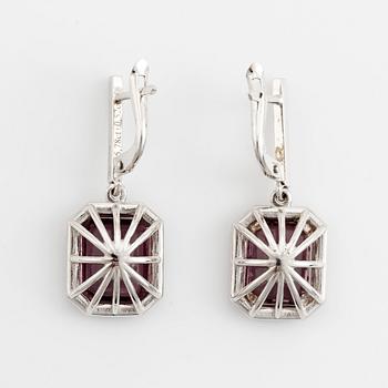 Örhängen med lila turmaliner och briljantslipade diamanter.