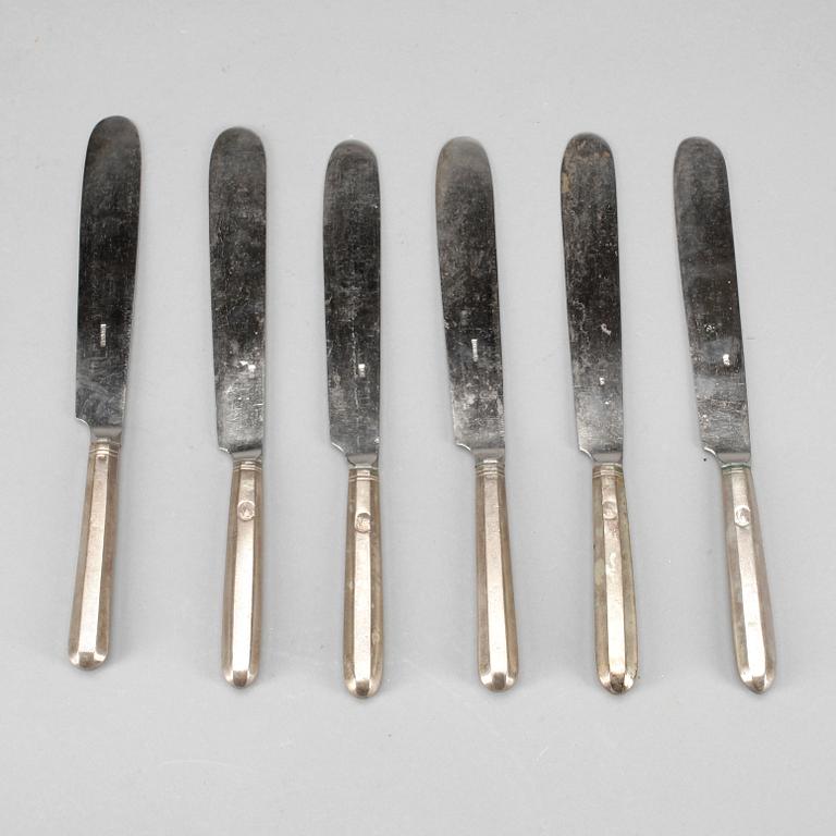 KNIVAR, 12 stycken snarlika, silver och stål, Finland, 1800-talets slut.