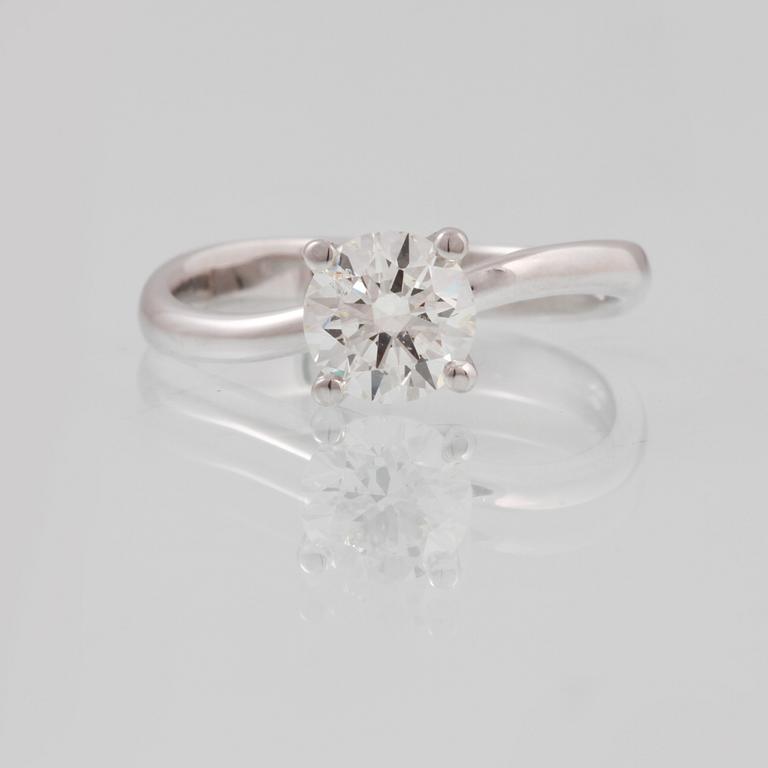 RING, 18K vitguld med briljantslipad diamant 1.01 ct. Vikt  3,5 gram.
