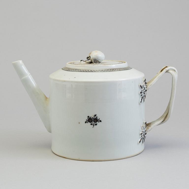 A Chinese porcelain teapot, Jiaqing (1796-1822).