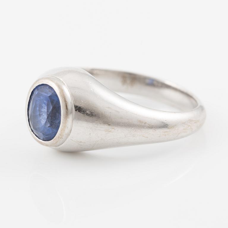 Ring in 18K white gold set with an oval-cut sapphire, approximately 1.50 ct.