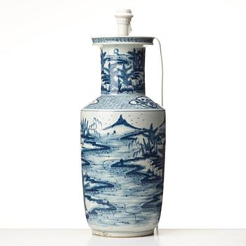 A large blue and white vase, late Qing dynasty, circa 1900.