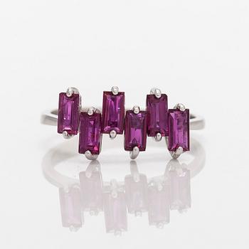 Ring, 18K vitguld med safirer.