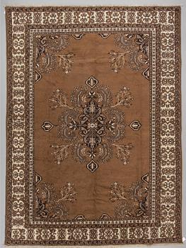 A carpet from Ferdos, around 390 x 291 cm.