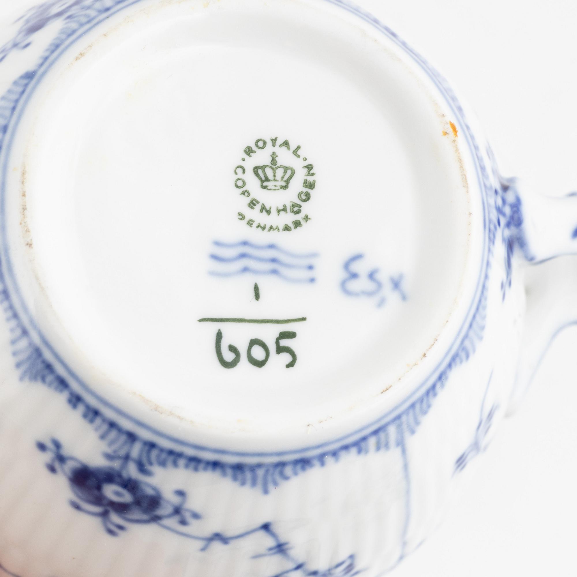 Royal Copenhagen, 13 porcelain pieces, 'Musselmalet', Denmark.