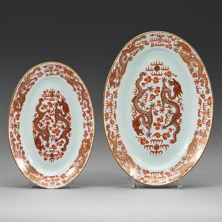 Two five-clawed dragon dishes, late Qing dynasty circa 1900, with mark.