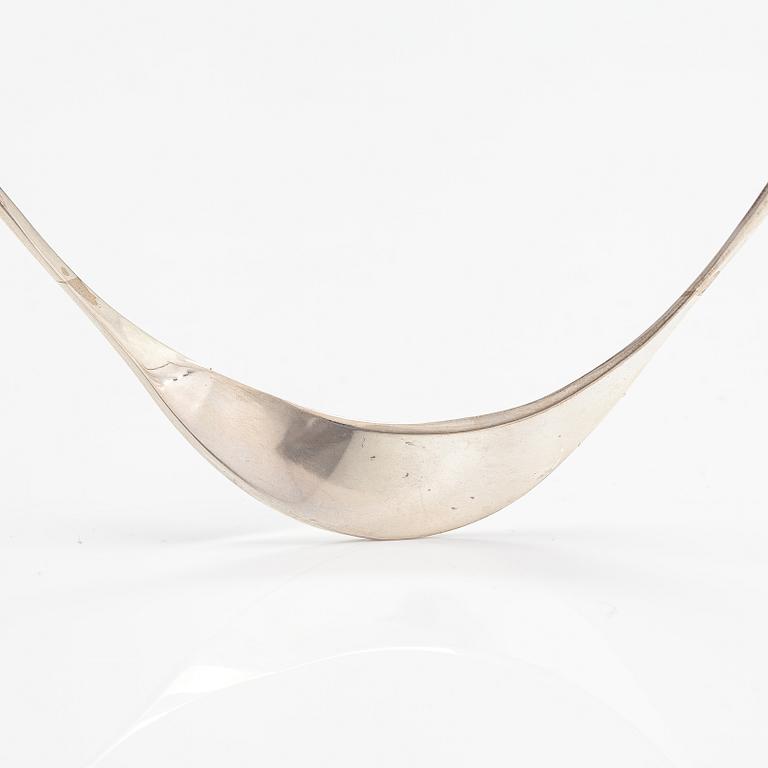 Pekka Piekäinen, Halsband, sterlingsilver. Platinoror, Åbo 2009.