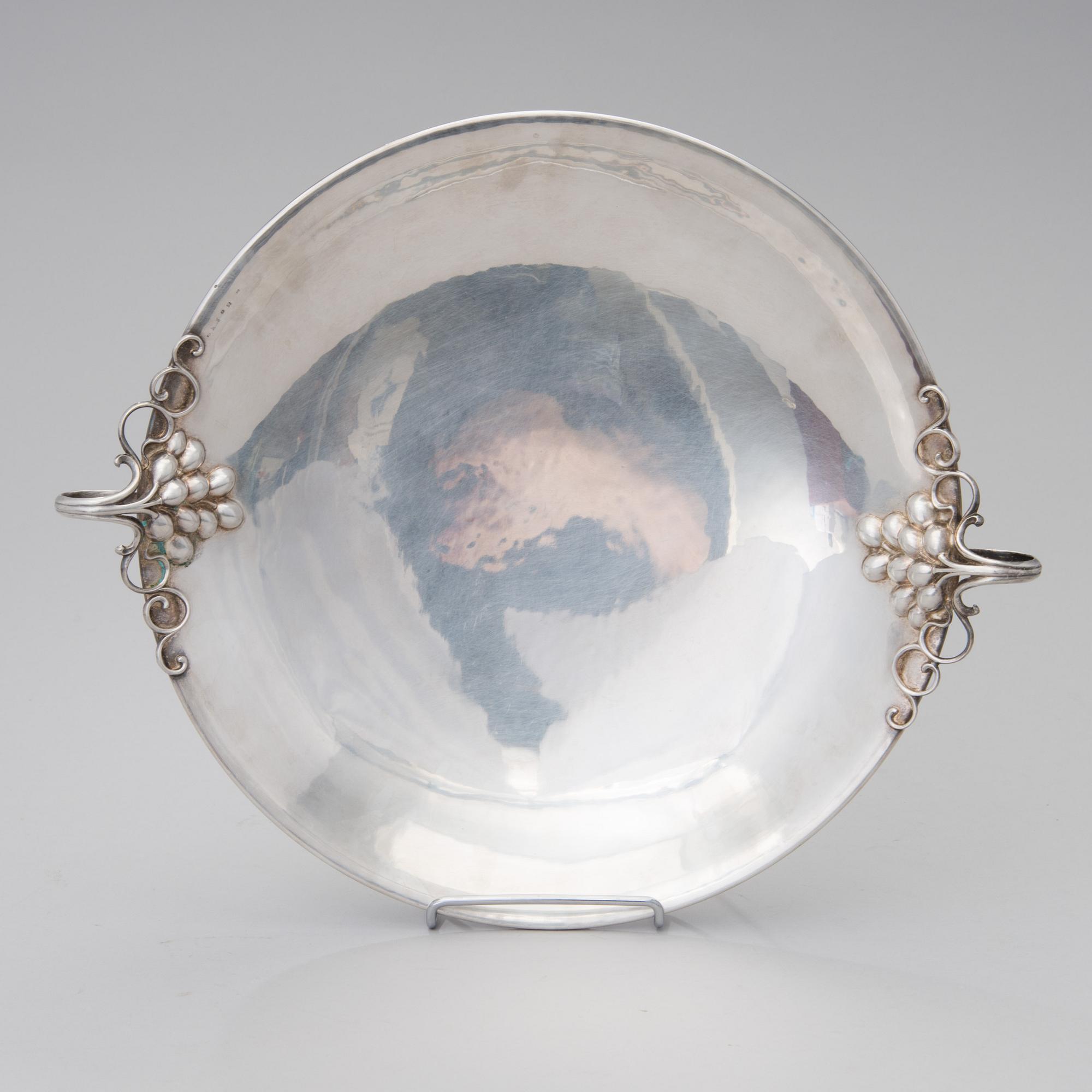 A silver serving dish with French "Swan" hallmark and Finnish control marks, 1937. Weight circa 1020 g.