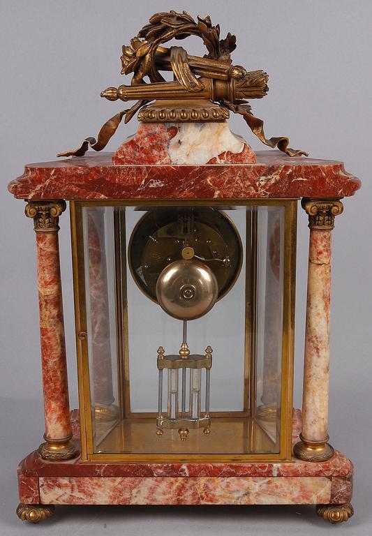 BORDSPENDYL,marmor, mässing, Louis XVI-stil, Japy Frere, Frankrike sekelskiftet 1900.