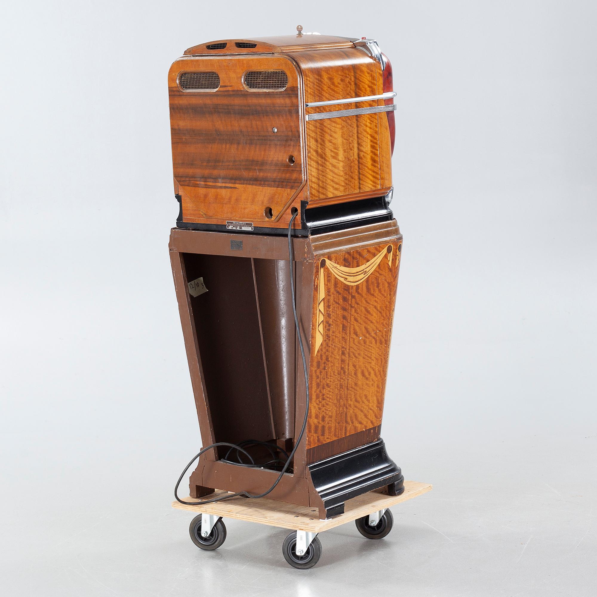 JUKEBOX, Wurlitzer Model 81, on original wooden stand "Mae West".