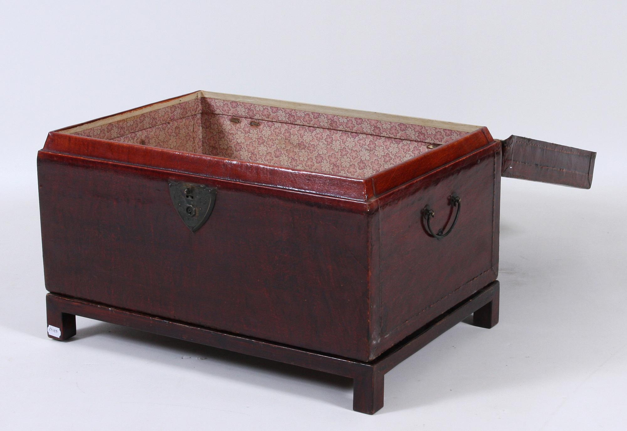 KISTA PÅ BENSTÄLLNING, orientalisk, 1800/1900-tal.