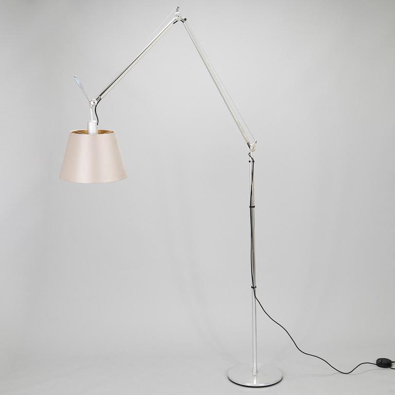 Michele De Lucchi ja Giancarlo Fassina, lattiavalaisin, "Tolomeo Mega Floor", Artemide, 2000-luku.